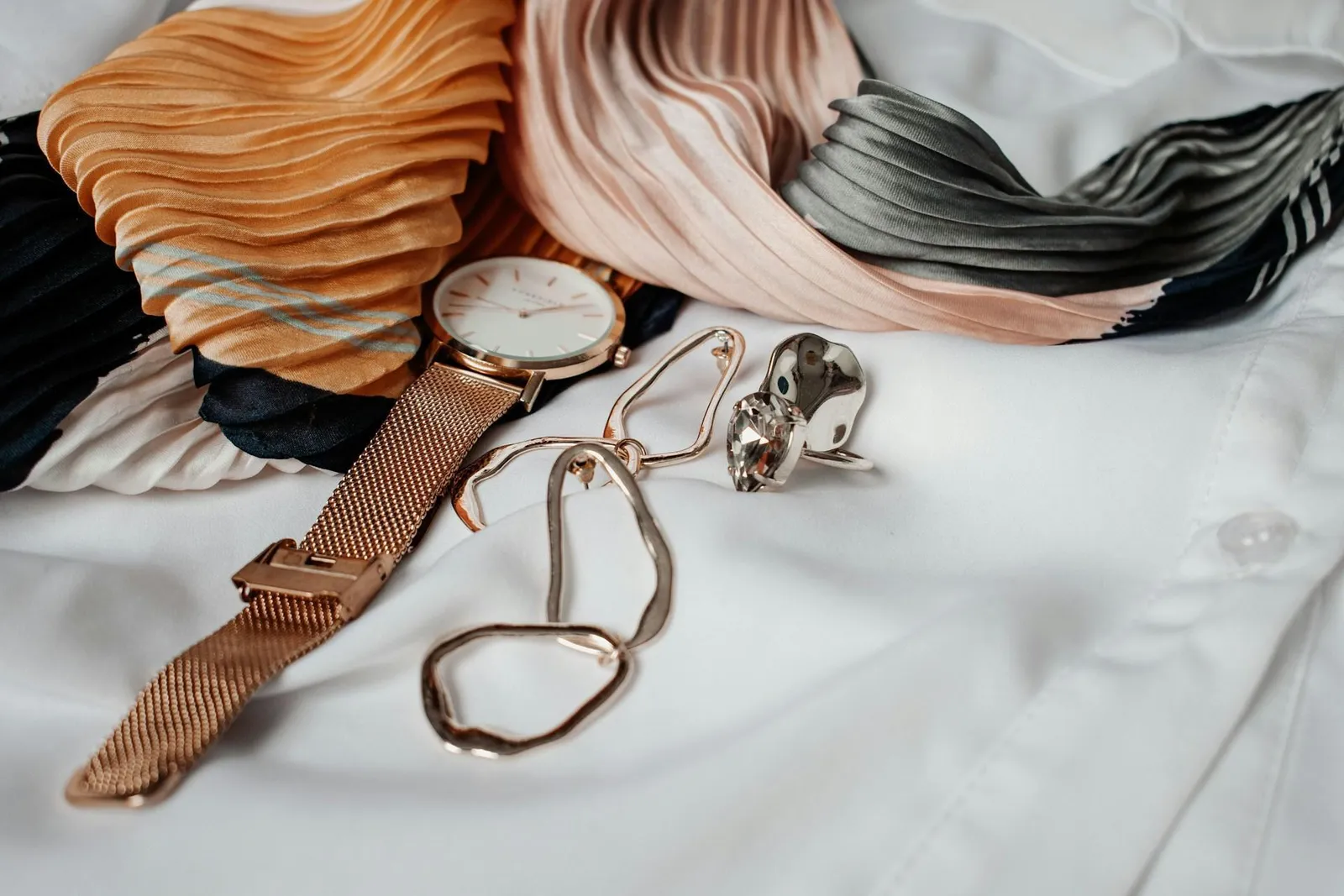Wie man alte kleidung durch upcycling in neue lieblingsstücke verwandelt
